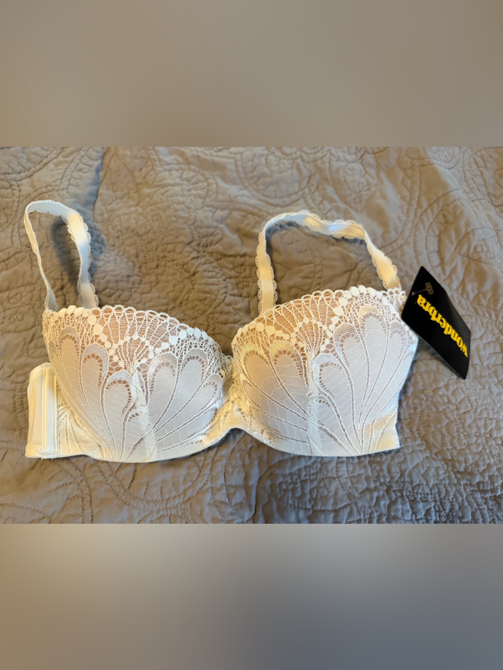 Wonderbra White Lace Underwire Bra with Scalloped Detailing